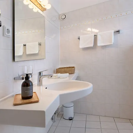 Rotkreuzplatz Hotel 3*