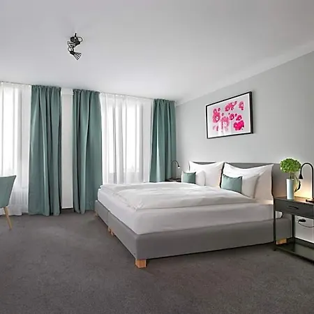 Rotkreuzplatz Hotel