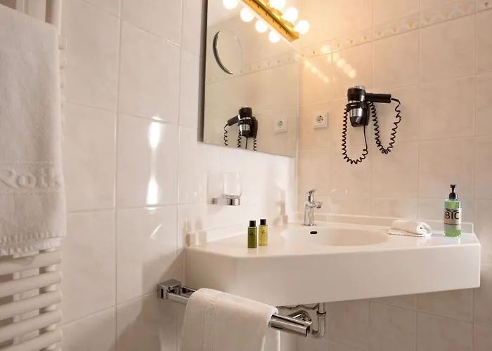 Hotel Rotkreuzplatz 3*