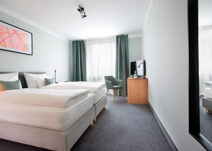 Hotel Rotkreuzplatz 3*