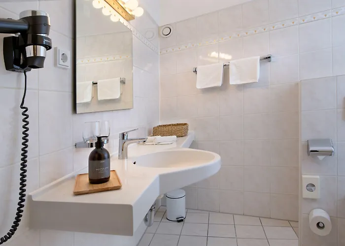 Rotkreuzplatz Hotel 3*