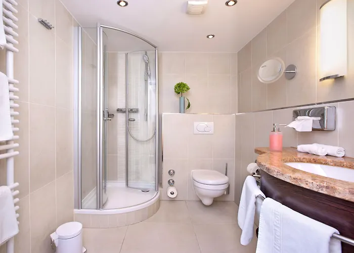 Hotel Rotkreuzplatz 3*