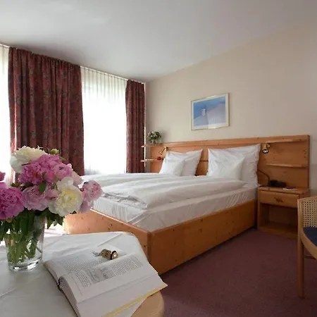 Hotel Rotkreuzplatz 3*