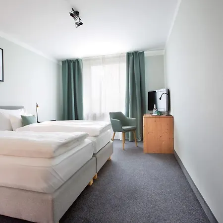 Hotel Rotkreuzplatz 3*